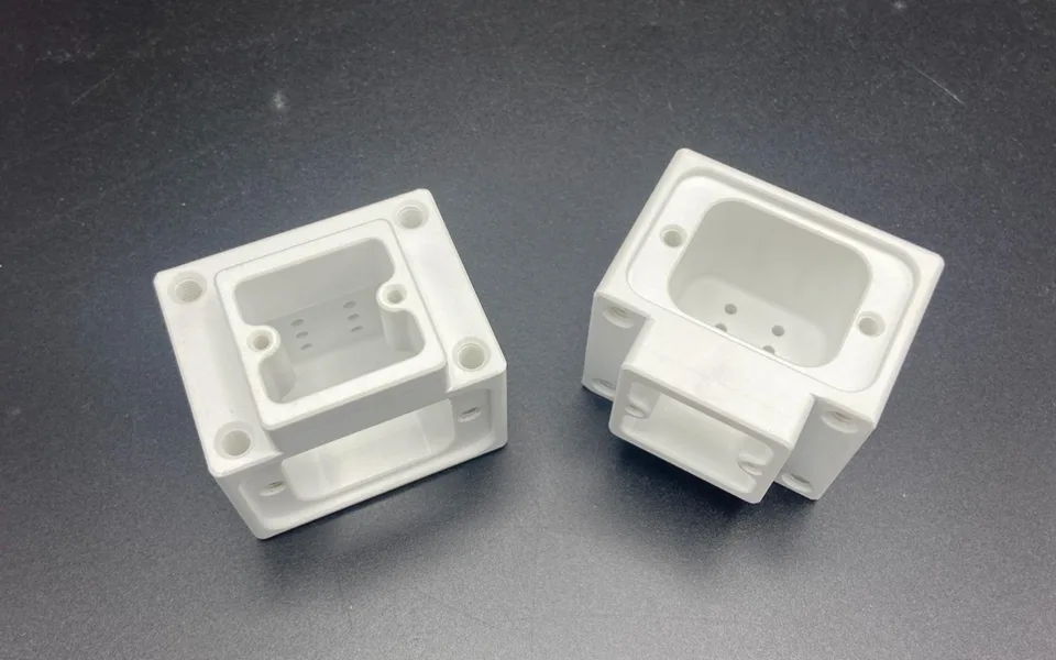 vantaggi-dei-materiali-termoplastici-nell-industria-elettronica