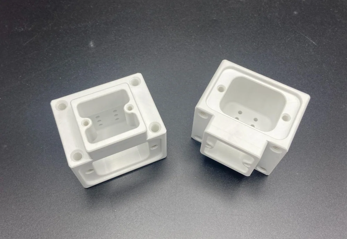 vantaggi-dei-materiali-termoplastici-nell-industria-elettronica